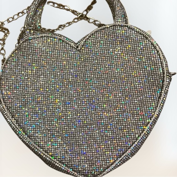 Elegant Silver Heart Clutch - Picture 4 of 9
